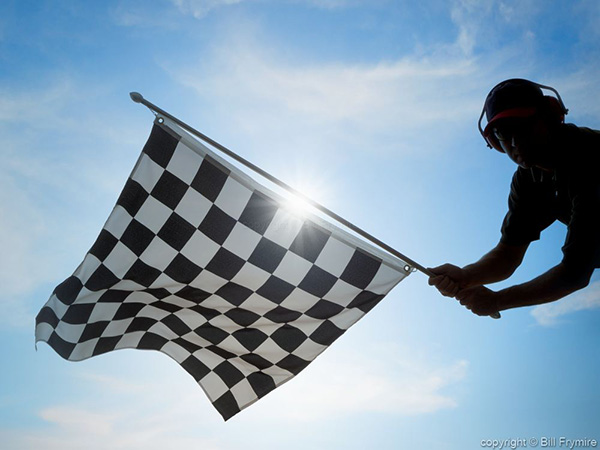 تصویری از خط پایان مسابقات اتوموبیلرانی با تاکید بر حس دستیابی به موفقیت