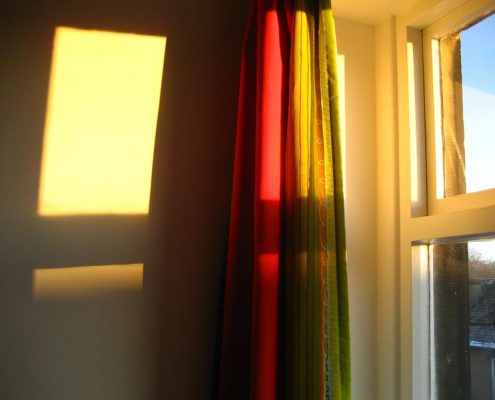 تصویری از پنجره ای باز و نور خورشید که به درون می پاشد که استعاره از پایانی ست بر شکست.