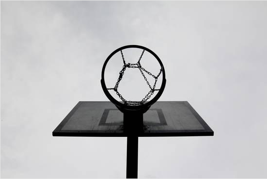 تصویر یک حلقه ی بسکتبال با مفهوم ممارست و رسیدن به پیشرفت شغلی